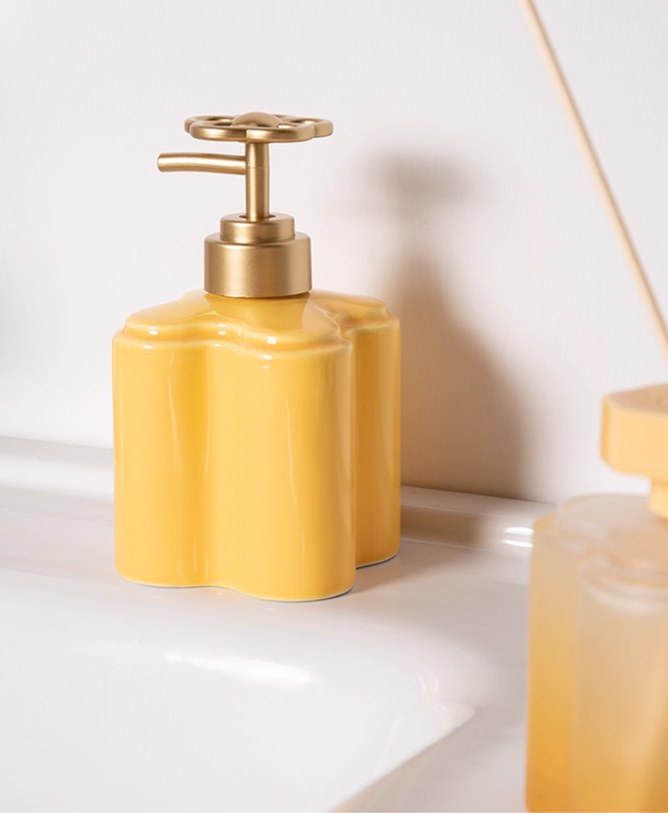 GIFTING INSPIRATION - Sunny Blossom Soap Dispenser Set